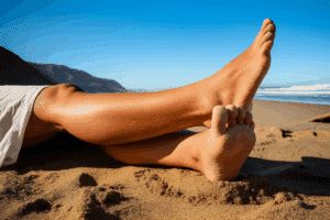 Piernas bonitas en la playa sin arañas vasculares.